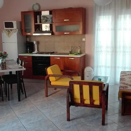Apartment On 4th Floor With A Huge Balcony! 10 Min Away From Metro! *