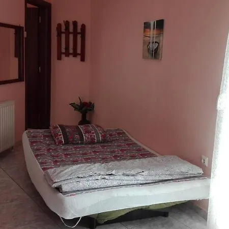 On 4th Floor With A Huge Balcony! 10 Min Away From Metro! Apartment *